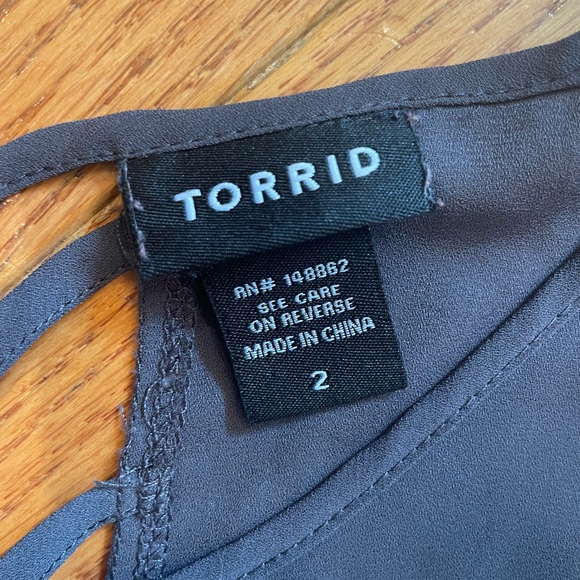 Torrid Women’s Shirt Short Sleeve Grey Cut Out Back Detail - Picture 2 of 3